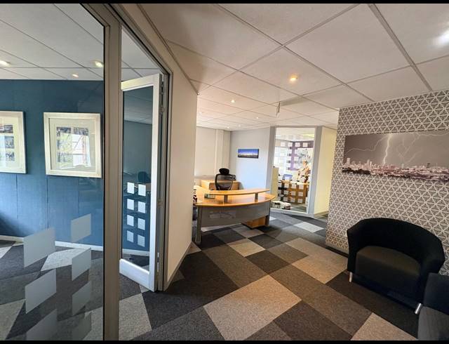 1,390M² OFFICE FOR SALE IN WITKOPPEN